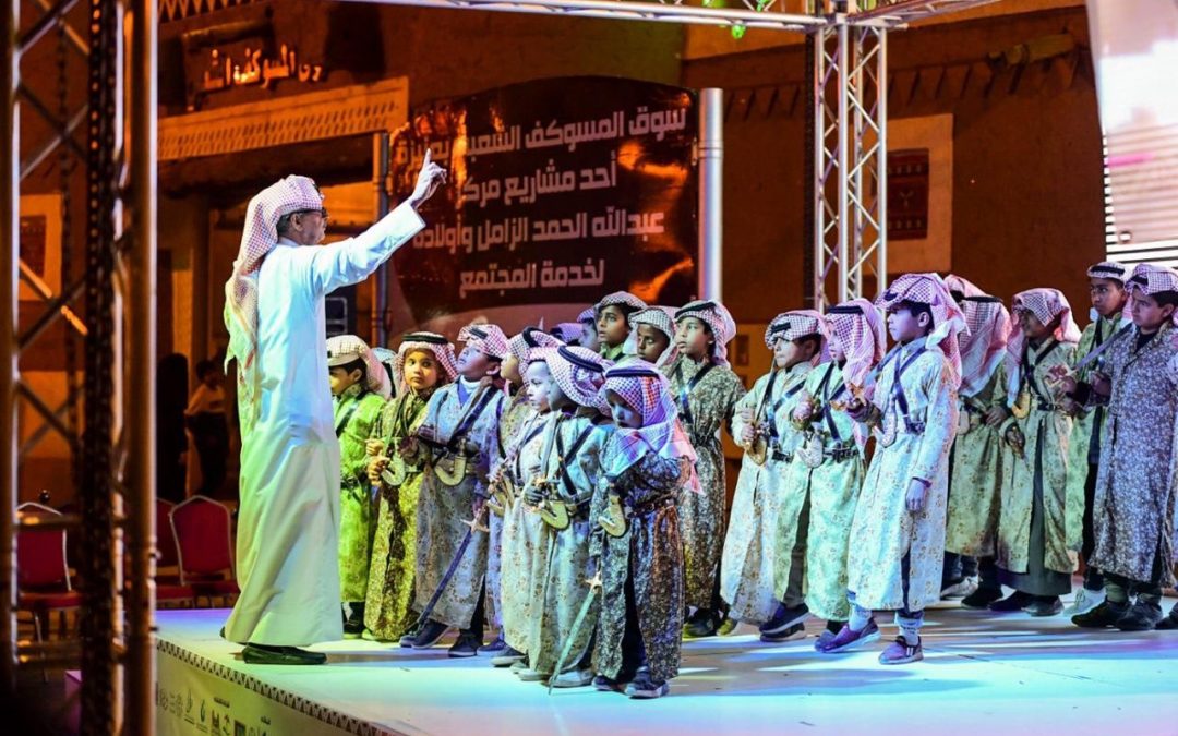 أكاديمية الفنون الشعبية  بعنيزة تشد الأنظار في المسرح المفتوح بمهرجان الحنيني