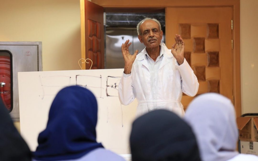 الشيخ ادريس يقدم ورشة للانطباعية بأدبي جدة