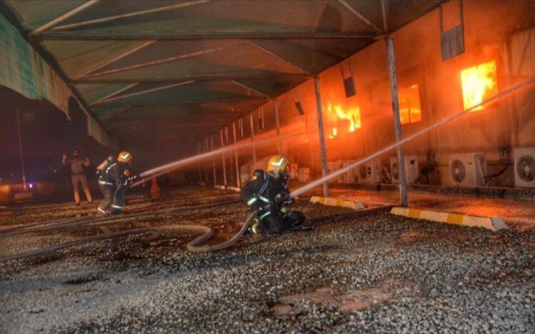 فرق الدفاع المدني تباشر حريقا ً بساحة محطة قطار الحرمين بجدة