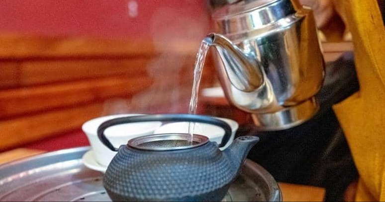 شرب الماء الساخن.. فوائد و”ضرر خطير”