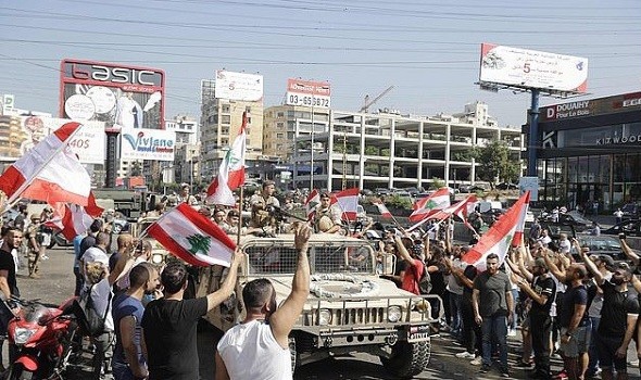 “الجيش اللبناني” يعلن إعادة فتح الطرق التي أغلقها المتظاهرين
