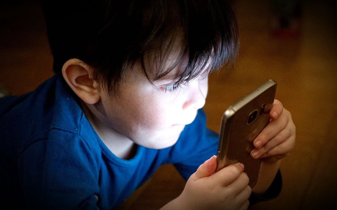 دراسة تحذر من أثر استخدام الهاتف الذكي وقت النوم على الأطفال