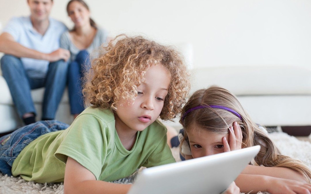 61% من الآباء في السعودية يستصعبون اتباع قواعد الإنترنت التي يضعونها لأطفالهم