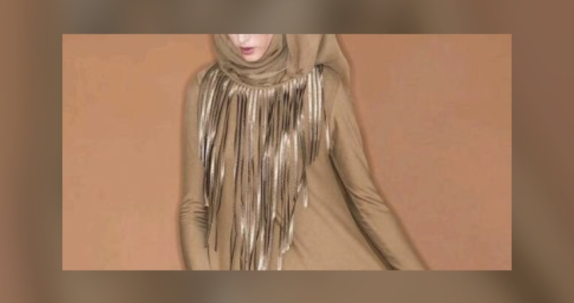 “الشراشيب” موضة السبعينات تعود بعام 2022.. من الفستان القصير للبلوفر