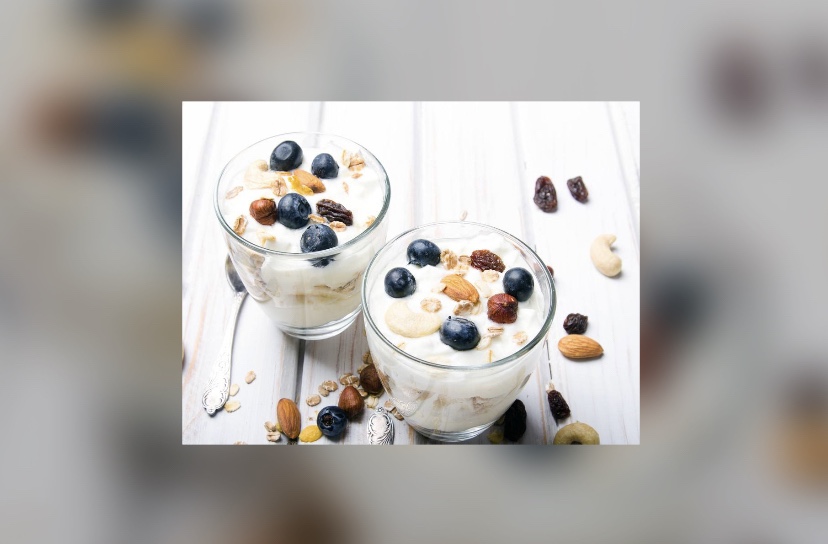 3 أطعمة ينصح بتناولها من أجل حياة صحية.. منها الزبادي واللوز