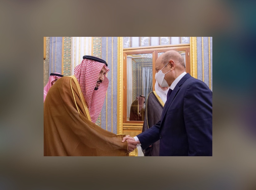 خادم الحرمين الشريفين يستقبل رئيس مجلس القيادة الرئاسي اليمني ونوابه