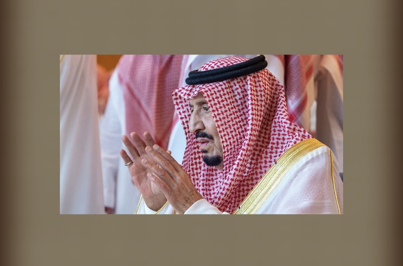 خادم الحرمين الشريفين يؤدي صلاة عيد الفطر مع جموع المصلين في المسجد الحرام