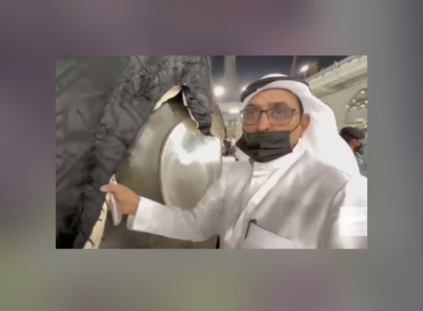 خياط الكعبة يشرح كيفية فك القماش من الحبل والحلقات المثبتة بالكسوة
