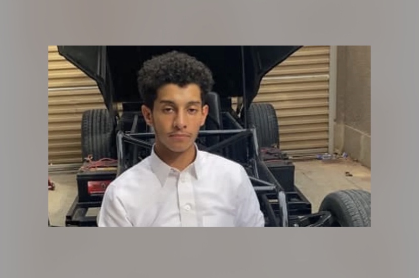 شاب سعودي يصنع مركبة كهربائية بمنزله