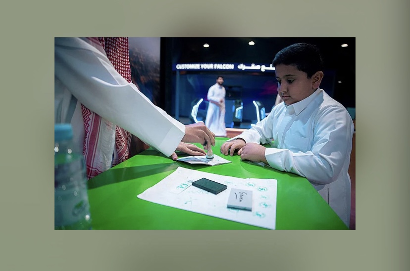 “الأطفال” يدربون صقورهم ضمن فعاليات معرض الصقور السعودي الدولي