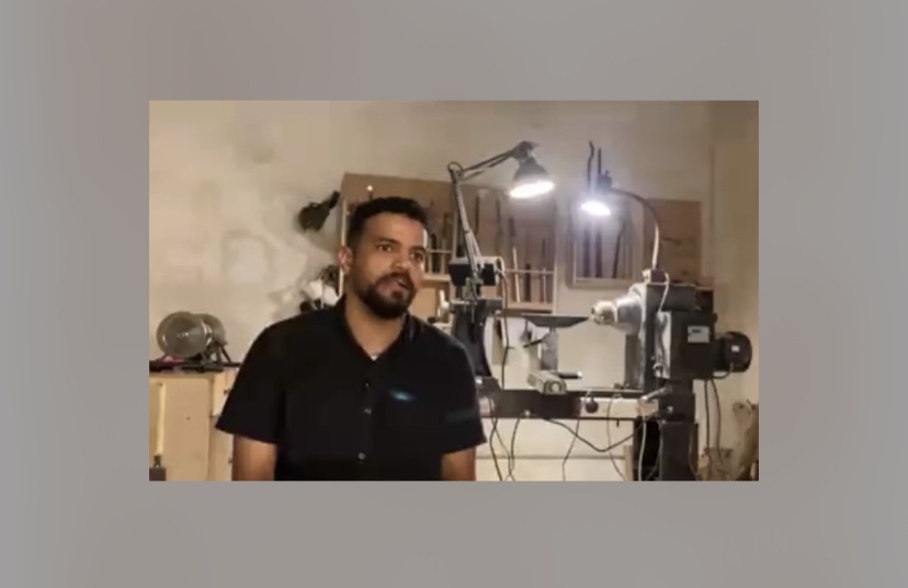 نجار سعودي.. يروي تجربته في تحويل جذوع الأشجار إلى تحف فنية