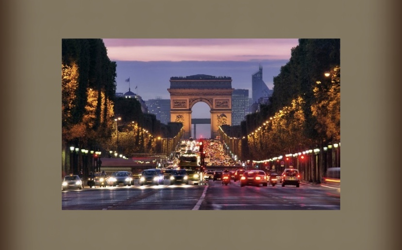 عمدة باريس: تقرر إطفاء أنوار شوارع الشانزليزيه مبكرا كل ليلة لمواجهة أزمة الطاقة