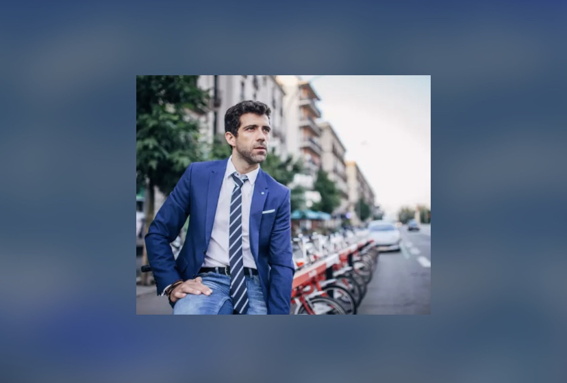 ارتداء السترة مع البنطلون بشكل أنيق