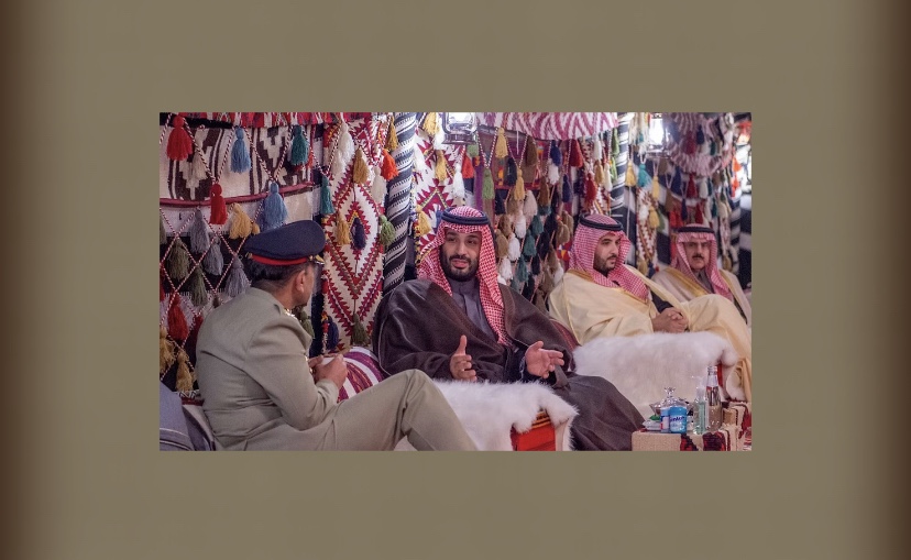 ولي العهد وقائد الجيش الباكستاني يستعرضان العلاقات الثنائية وفرص تطويرها