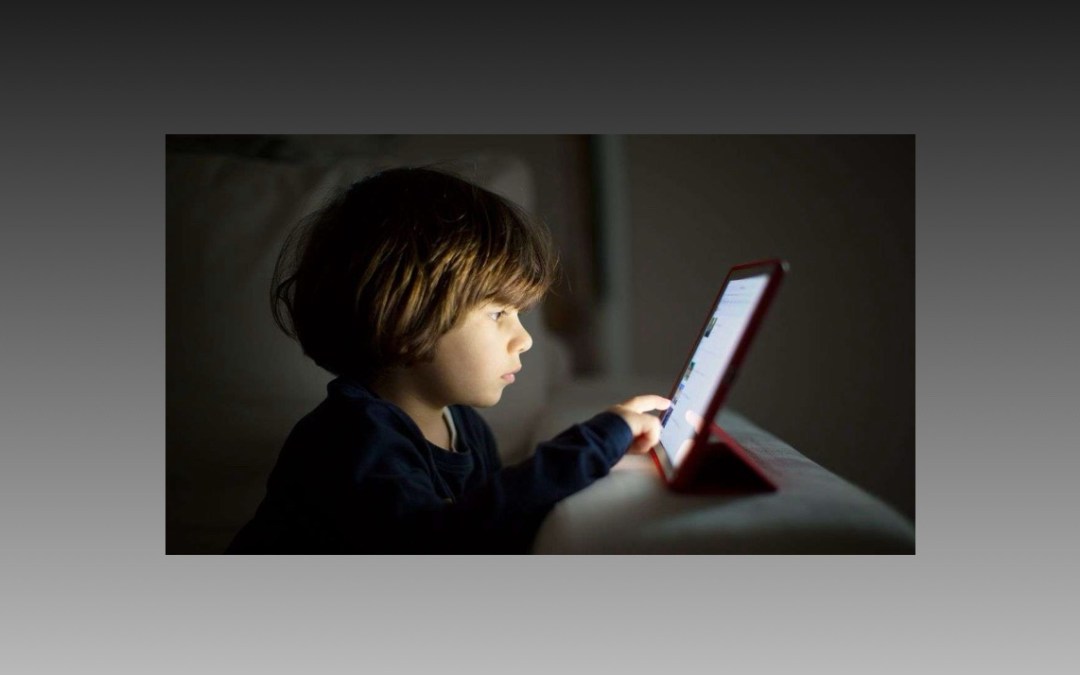 6 ساعات أمام الشاشات.. خطر صامت يهدد قلوب الأطفال والمراهقين منذ سن العاشرة