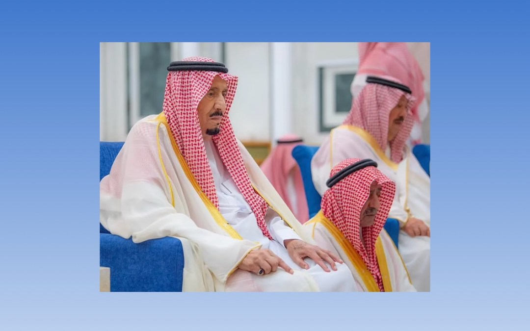 خادم الحرمين الشريفين يؤدي صلاة عيد الفطر بقصر السلام في جدة