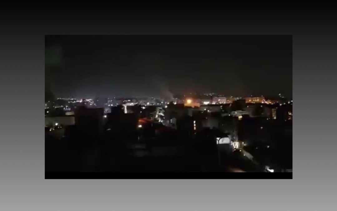 إسرائيل تشن ضربات على إيران.. وتعلن “حالة الاستنفار” تحسباً للرد