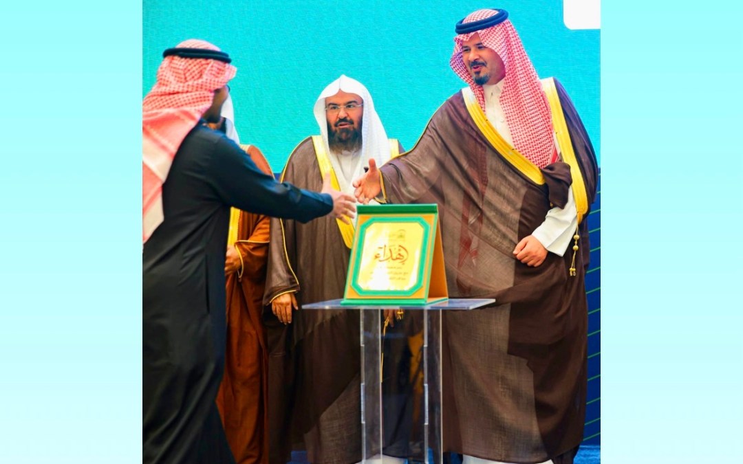 أمير منطقة المدينة المنورة يكرّم الشبل تقديرًا لإسهاماته في دعم أعمال موسمي رمضان والحج 1447هـ