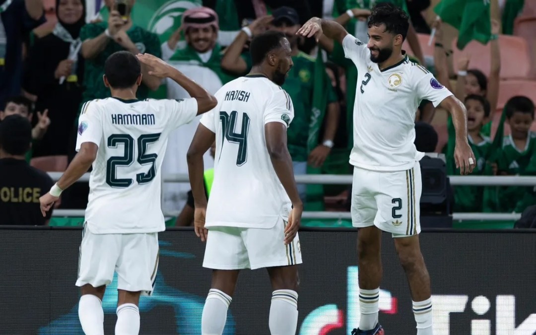 بثلاثية الأخضر السعودي أمام عمان يمتع ويبدع
