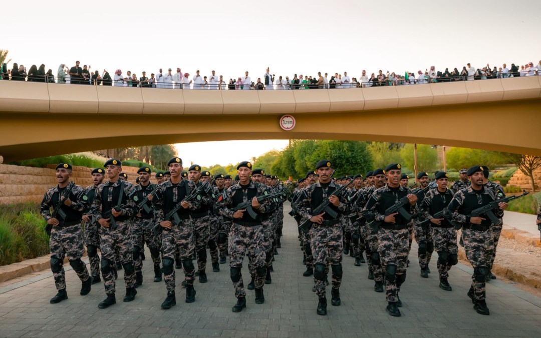 مسيرة عسكرية في الدرعية احتفاءً باليوم الوطني السعودي واستحضارًا لقيم التلاحم والانتماء