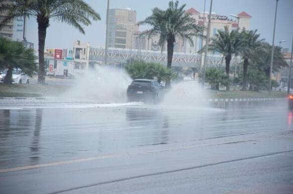أمطار رعدية غزيرة وسيول تضرب 10 مناطق سعودية اليوم